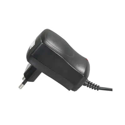 MaxTrack NEE 0,6 A univerzalni adapter