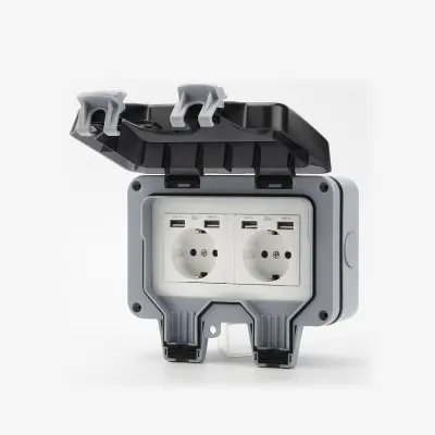 Vodootporna dvostruka utičnica s preklopnim poklopcem, otporna na prskanje, 4 USB priključka Siva