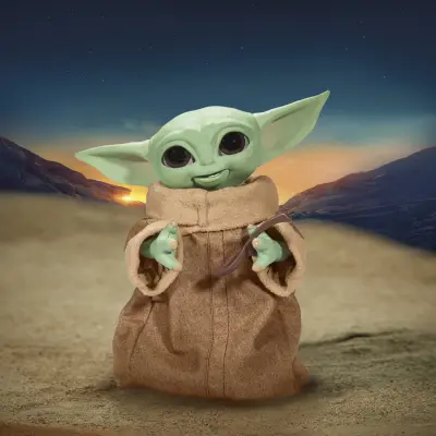 Star Wars Galactic Snackin' Grogu animatronička igračka visoka 23,5 cm s više od 40 kombinacija zvukova i pokreta te interaktivnim dodacima. NOVO