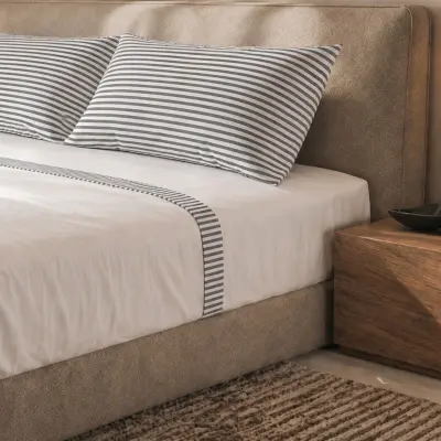 Set posteljine od 100% pamuka s dekorativnim rubom s prugama Siva | Komplet posteljine za krevet 120–130 cm | Napinjuća plahta, ravna plahta i 1 ja