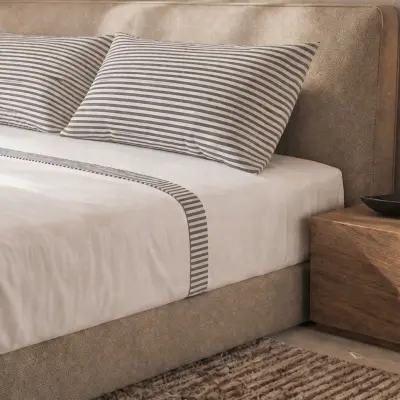 Set posteljine od 100% pamuka s dekorativnim rubom s prugama Taupe | Komplet posteljine za krevet 120–130 cm | Napinjuća plahta, ravna plahta i 1 j
