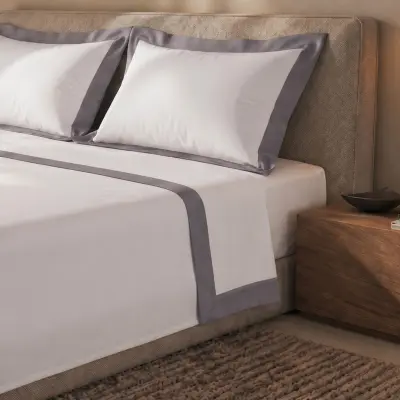 Set posteljine od 100% pamuka s dekorativnim satenskim rubom Tamnosiva | Komplet posteljine za krevet 120–130 cm | Ravna plahta 190x295 cm, napinju?